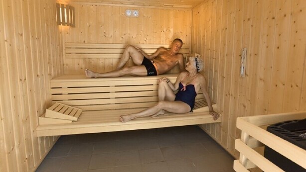 A sauna with wooden benches and a bench for sitting. - LA CABANE AUX ECREVISSES- FEET IN THE WATER (Châteauneuf-les-Bains)