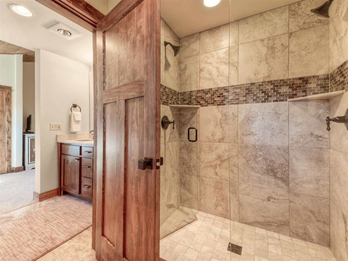 Combined shower/tub, hair dryer, towels, shampoo