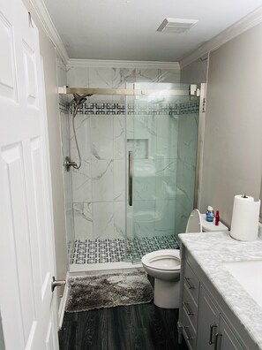 Combinazione doccia/vasca, asciugacapelli, asciugamani, carta igienica