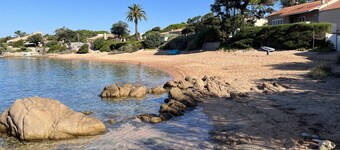 House with a beautiful view, facing the sea, confidential beach 30 metres away