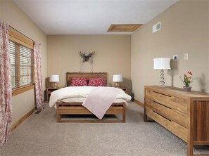 4 bedrooms, desk, iron/ironing board, free WiFi