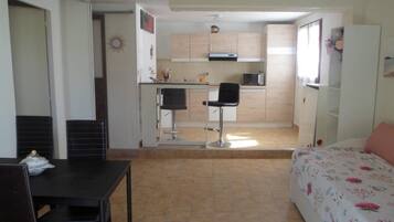 1 chambre, fer et planche Ă repasser, Wi-Fi gratuit, draps fournis