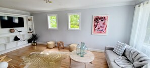 Living area - 8 min Walk to Beach, HUGE and NEW,Family Friendly, Free Beach Passes (Long Branch)