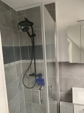 Dusch, hårtork, tvål och toalettpapper