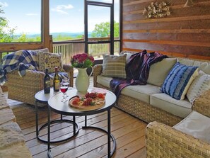 Smart TV, fireplace, DVD player, books - Cascading View Lodge♡ Mtn Views, hot tub, fire pit, < 20 min from Blue Ridge (Blue Ridge)