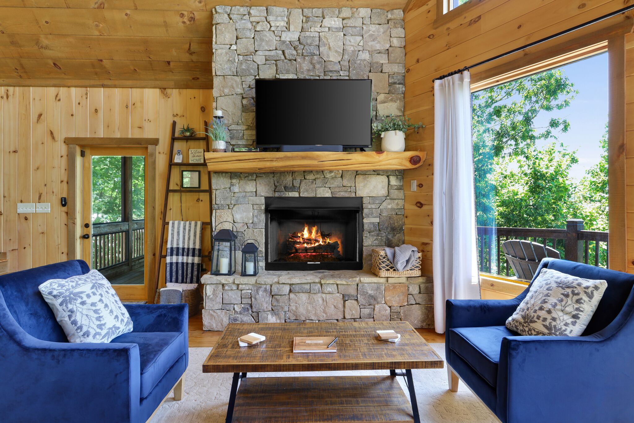 Smart-TV, peis, DVD-spiller og bøker