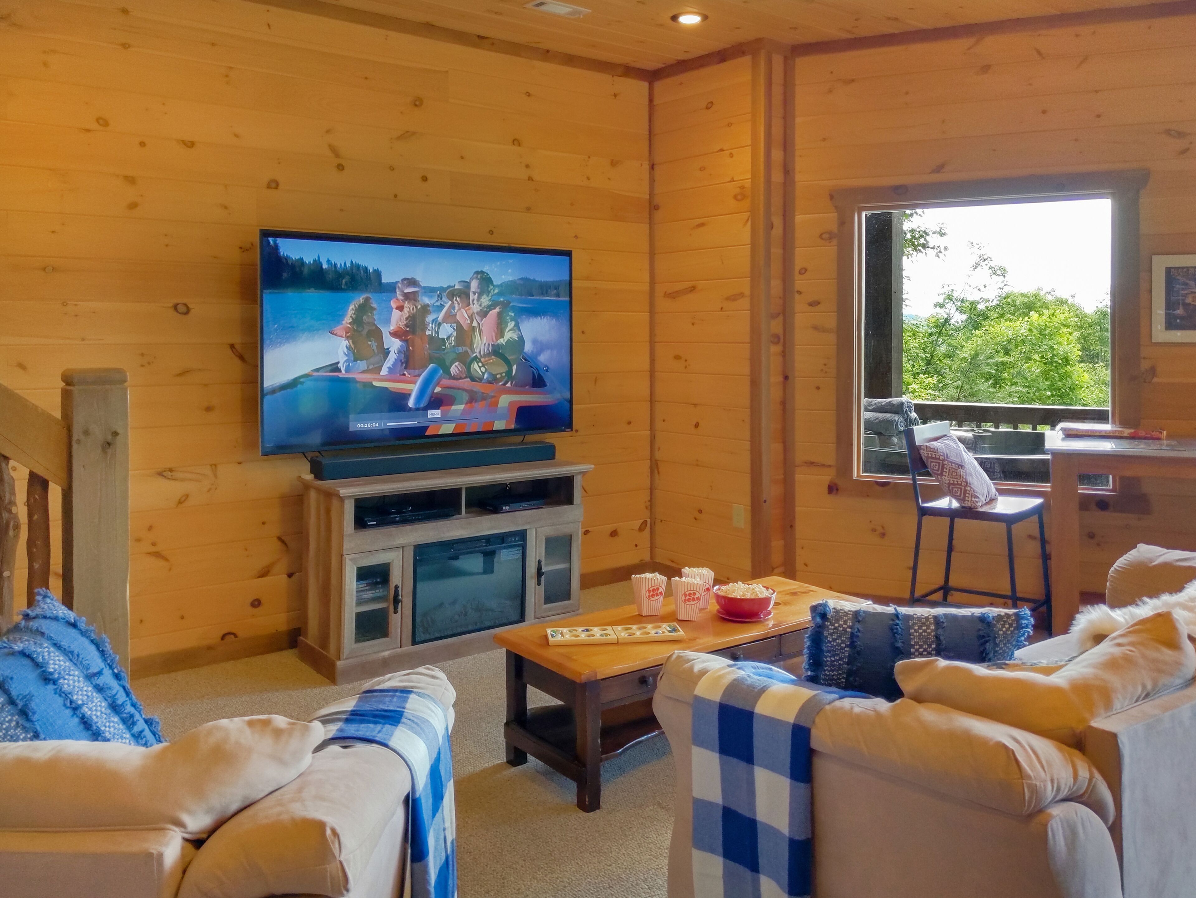 Smart-TV, Kamin, DVD-Player, Bücher