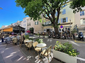 A street with outdoor seating, a café, and a restaurant. - Villa Cap d'Antibes, 300 meters from La Salis Beach (Antibes)