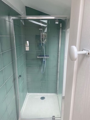 Badewanne, Haartrockner, HandtĂŒcher, Seife
