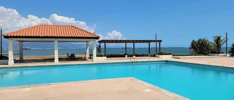 Una piscina al aire libre