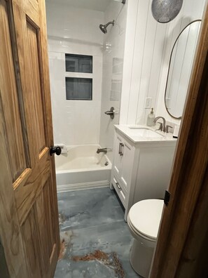 Combined shower/bathtub - **The Cottage on Bayside** (Atlantic Highlands)