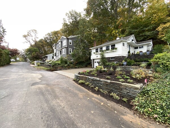 Exterior - **The Cottage on Bayside** (Atlantic Highlands)