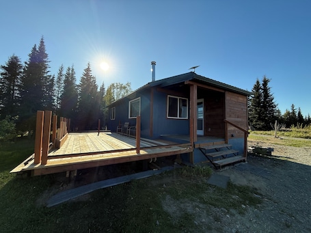 Exterior. Cozy and private. 6 min drive to Beach with volcanic views.