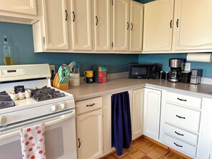 Fridge, microwave, oven, stovetop - Cozy and private. 6 min drive to Beach with volcanic views.  (Anchor Point)
