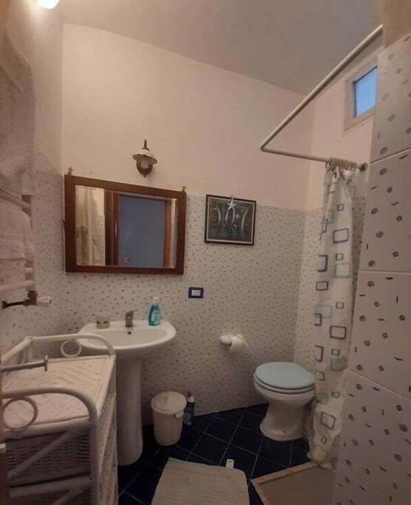 Ducha, secador de pelo, toallas y jabón