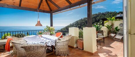 屋外ダイニングエリア