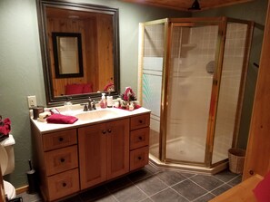 Dusche, Haartrockner, Handtücher, Toilettenpapier