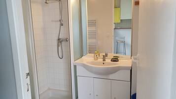 Douche, sĂšche-cheveux, papier toilette