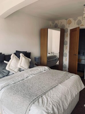 5 bedrooms, desk, soundproofing, iron/ironing board - Elmside, The New Forest Retreat (Southampton)