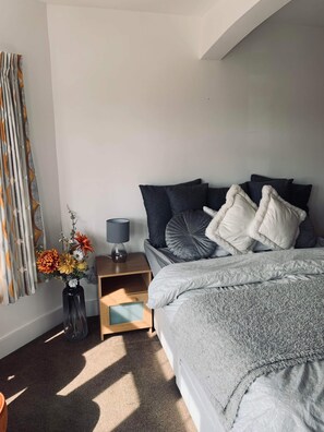 5 bedrooms, desk, soundproofing, iron/ironing board - Elmside, The New Forest Retreat  (Southampton)