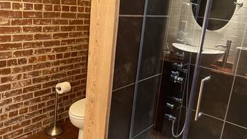 Ducha, toallas, papel higiénico