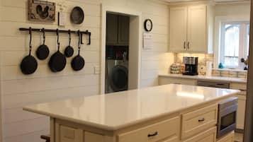 Microwave, oven, dishwasher, coffee/tea maker