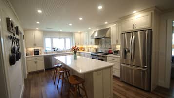 Microwave, oven, dishwasher, coffee/tea maker