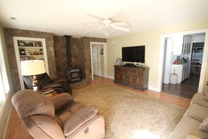 Smart TV - Beautiful updated farmhouse in N.E. TN mountains. (Butler)