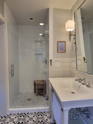 Bañera con ducha, secador de pelo, toallas, jabón