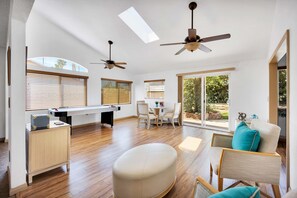 Games room - Beautiful and spacious 3 Bed 2 Bath 13 minutes from strip 10 mins from airport (Las Vegas)