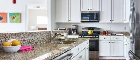 Jääkaappi, mikroaaltouuni, uuni, liesi