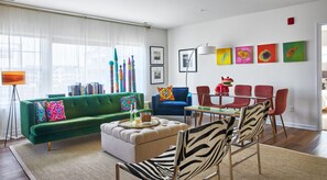 Smart TV - Sunny, immaculate art-filled condo minutes from best beaches in Delaware (Lewes)