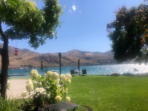 Property grounds - Spader Bay Waterfront Condo, Lake Chelan - 2 bd/2 ba (Chelan)