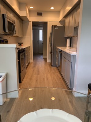 Microwave, oven, stovetop, dishwasher - Spader Bay Waterfront Condo, Lake Chelan - 2 bd/2 ba (Chelan)