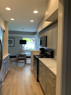 Microwave, oven, stovetop, dishwasher - Spader Bay Waterfront Condo, Lake Chelan - 2 bd/2 ba (Chelan)