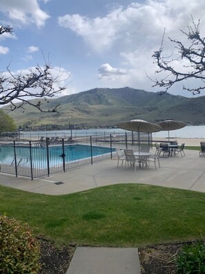 Outdoor pool, a heated pool - Spader Bay Waterfront Condo, Lake Chelan - 2 bd/2 ba (Chelan)