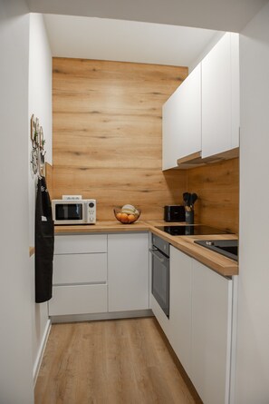 Kjøleskap, mikrobølgeovn, ovn og kokeplater