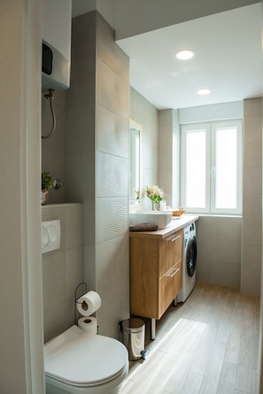 A modern bathroom with a toilet, sink, and washing machine. - Linda- two bedroom apartment - Zadar center (Zadar)