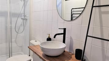 Douche, sèche-cheveux, serviettes fournies, savon