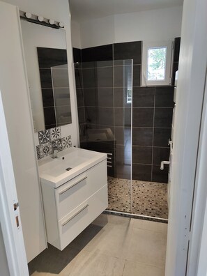 Dusche, Haartrockner, Handtücher, Seife