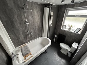 Duschwanne, Haartrockner, Handtücher, Seife