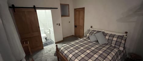 3 bedrooms, in-room safe, iron/ironing board, travel cot