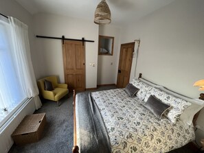 3 bedrooms, in-room safe, iron/ironing board, travel crib