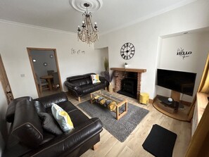 Una Smart TV, una chimenea