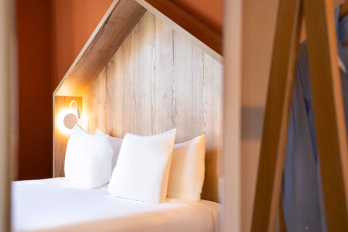 Quarto standard, 1 cama de casal | Escrivaninha, espaço de trabalho para notebook, quartos à prova de som