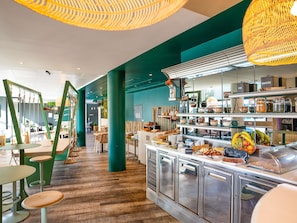 Café da manhã com buffet todos os dias (EUR 13 por pessoa)