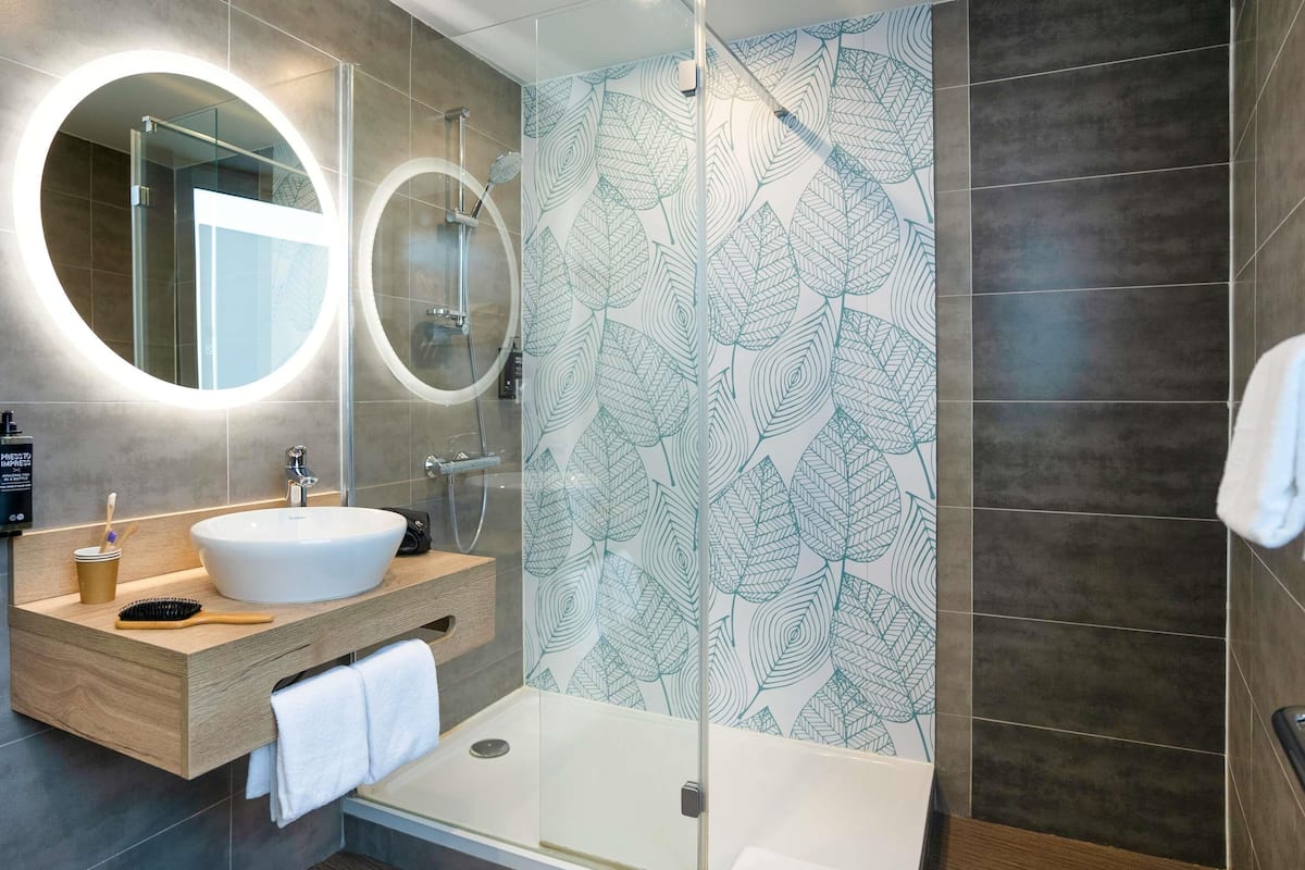 desk, laptop workspace, soundproofing, free wifi