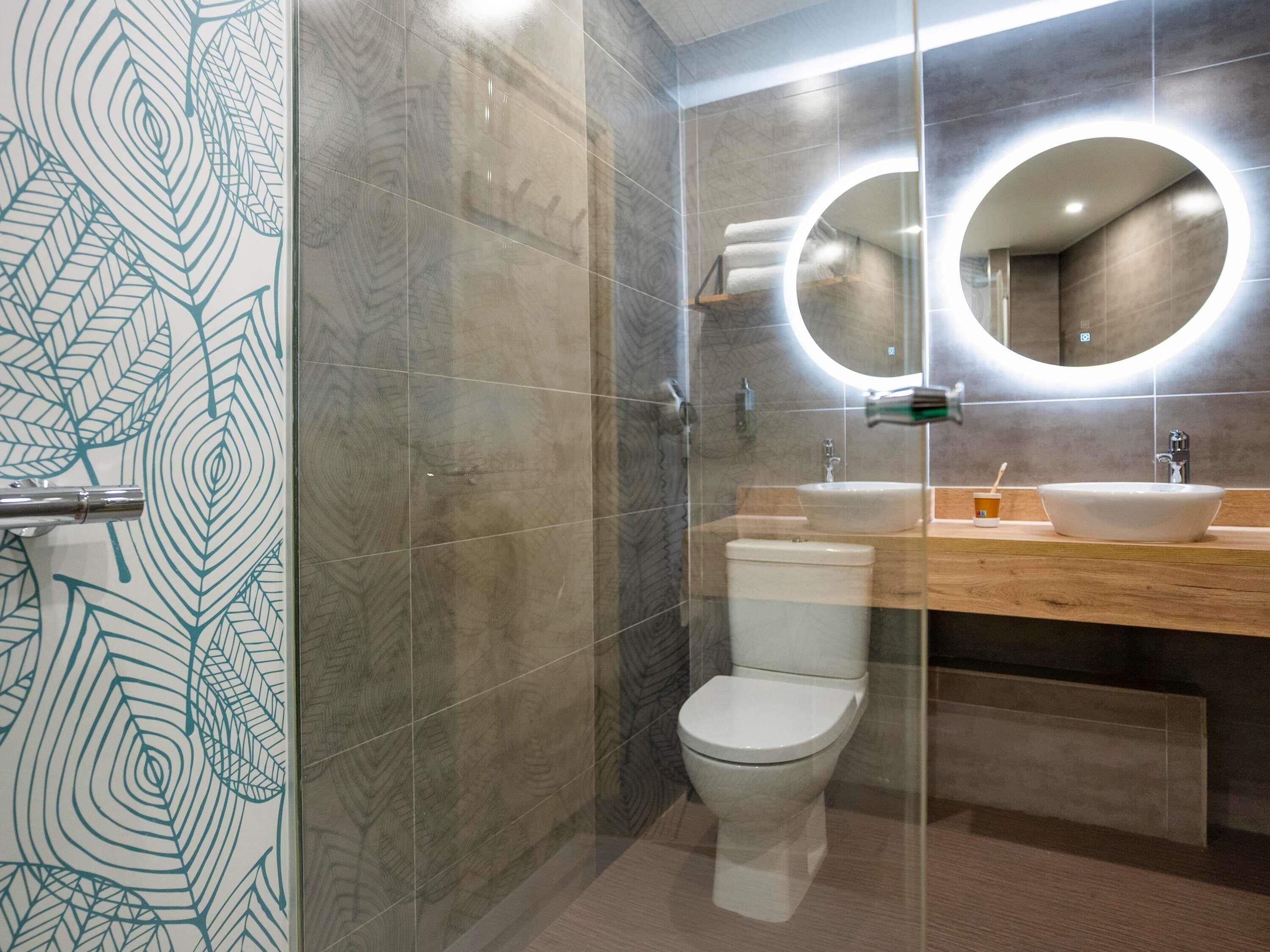 desk, laptop workspace, soundproofing, free wifi