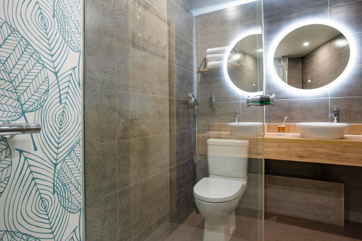 desk, laptop workspace, soundproofing, free wifi