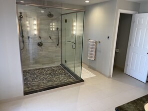 Badewanne, Whirlpool, Haartrockner, Handtücher